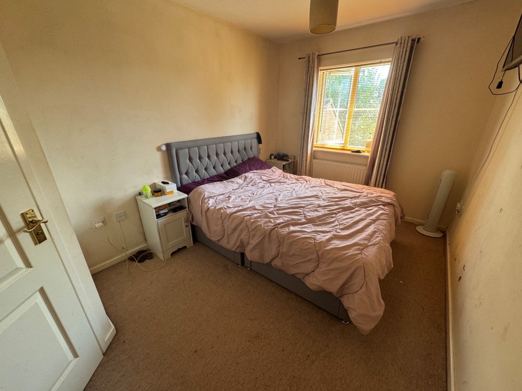 Lot: 216 - FREEHOLD THREE-BEDROOM SEMI-DETACHED HOUSE - A RESIDENTIAL INVESTMENT - Bedroom 1